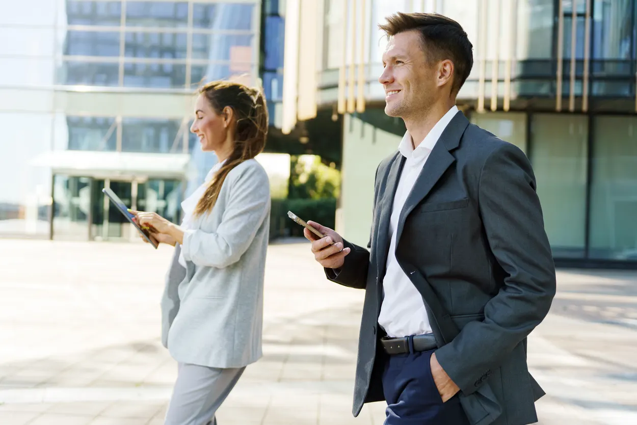 Professionnels devant un immeuble de bureaux