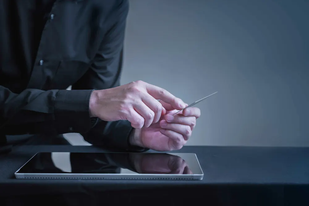 Équipe examinant des documents autour d'un ordinateur portable