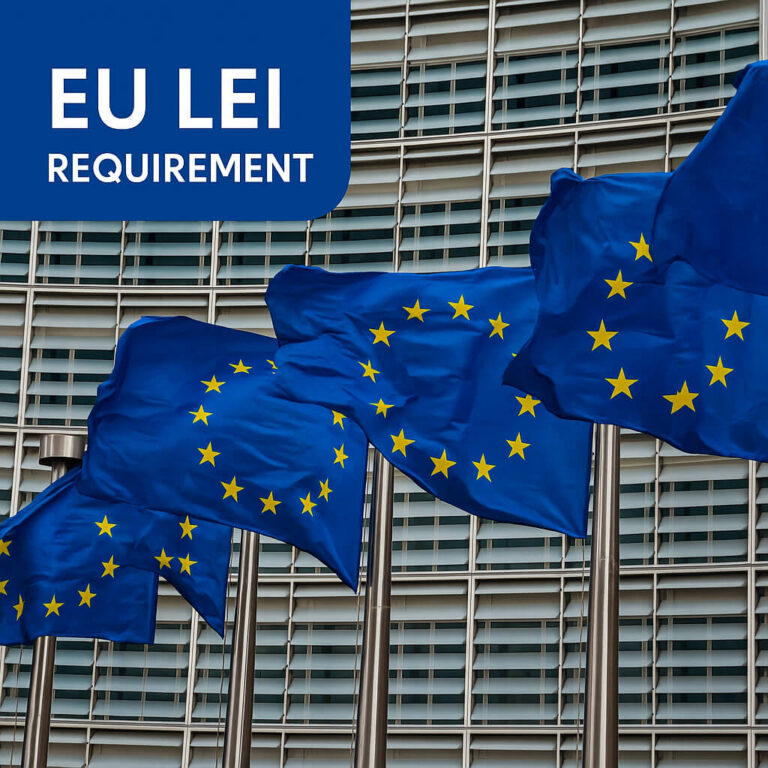 Exigence LEI de l'UE – drapeaux de l'Union européenne devant le bâtiment de la Commission, symbolisant les obligations d'Identifiant d'Entité Juridique dans l'UE